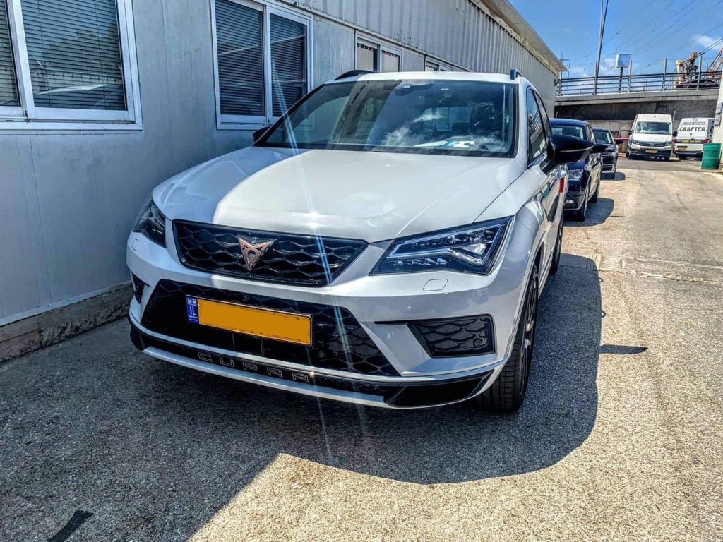 קופרה אטקה בצבע לבן תמונה של חזית הרכב