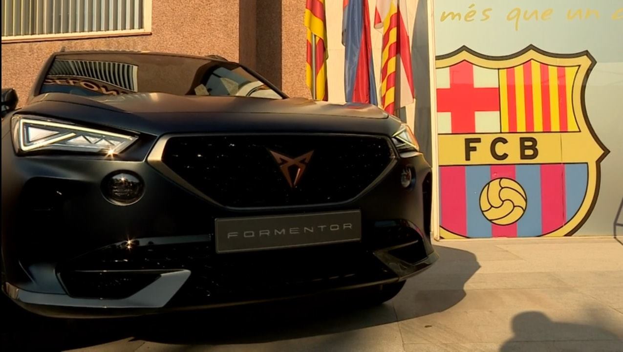 רכב הקונספט קופרה פורמנטור על רקע הסמל של קבוצת הכדורגל ברצלונה
