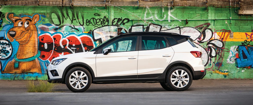 סיאט ארונה תמונת פרופיל בצבע לבן עם גג בצבע שחור